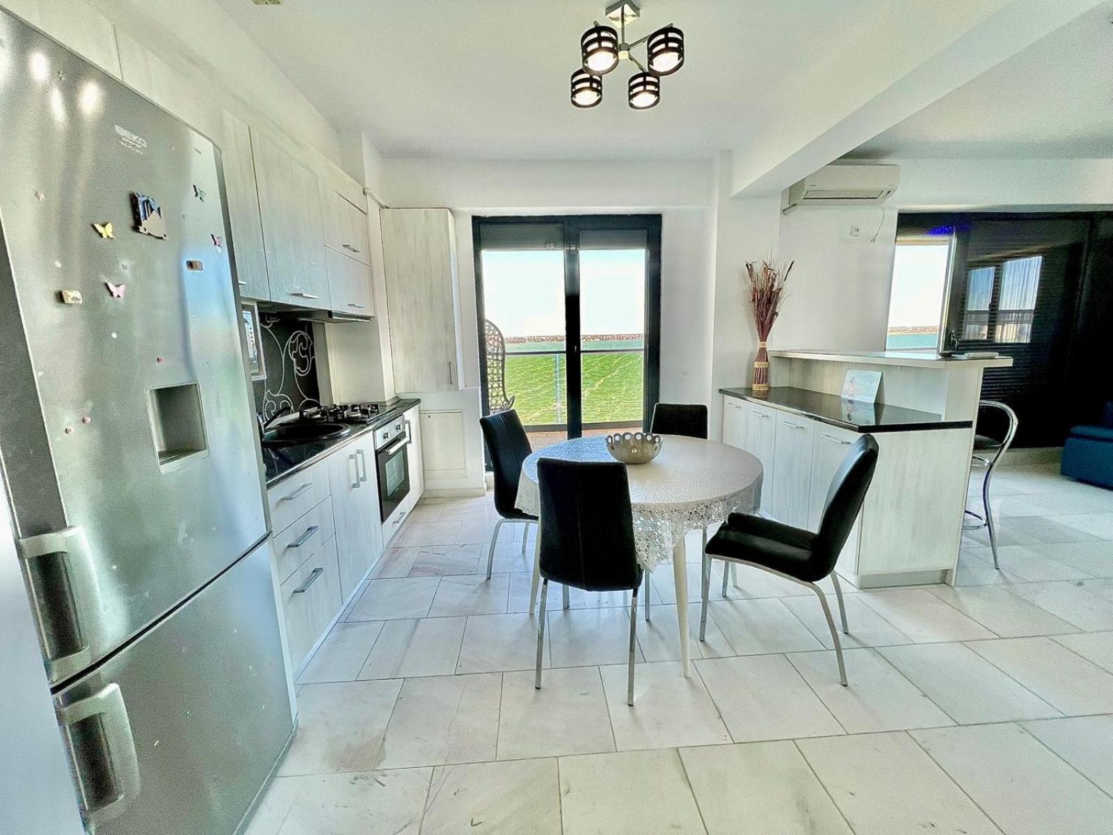 Sophia Lake View Suite Mamaia Exterior foto